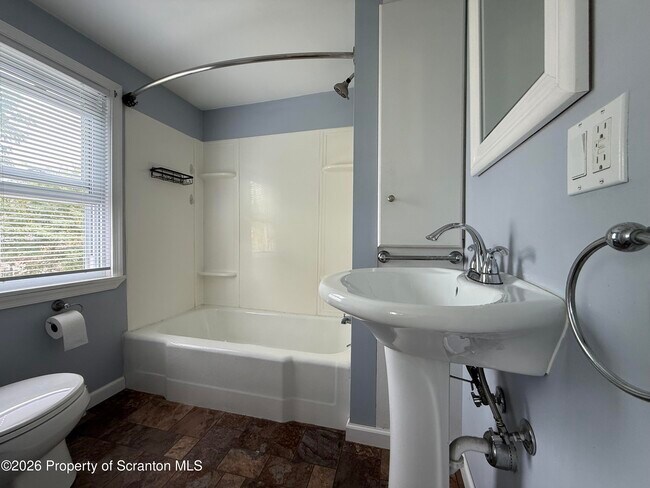 Building Photo - 627 Sherwood Ave