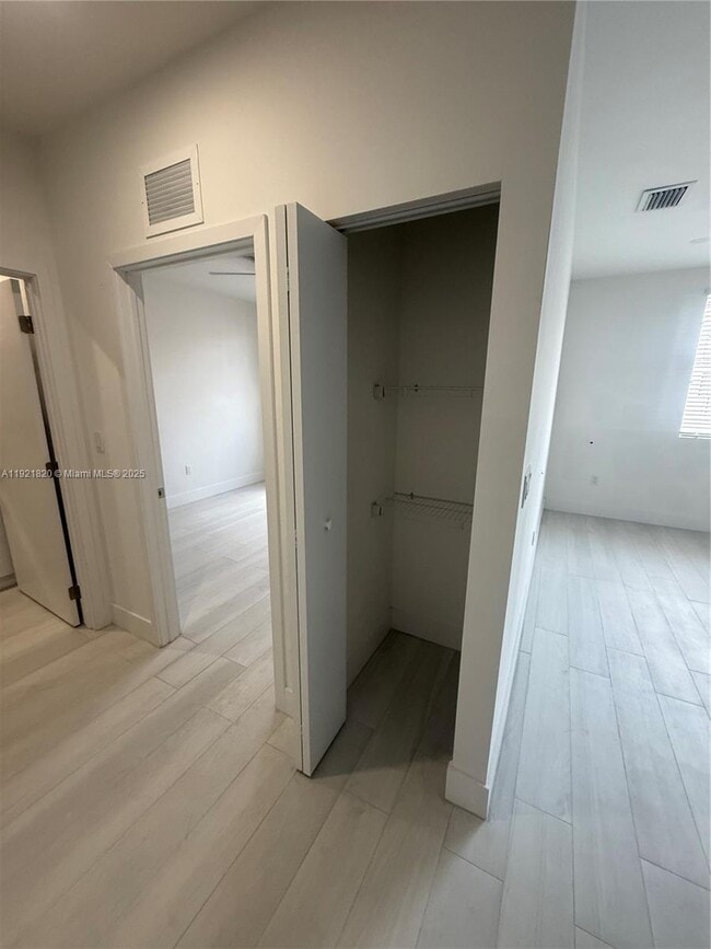 Building Photo - 909 E 24th St