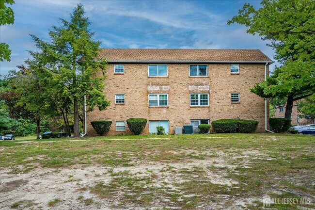 Building Photo - 60 College Dr