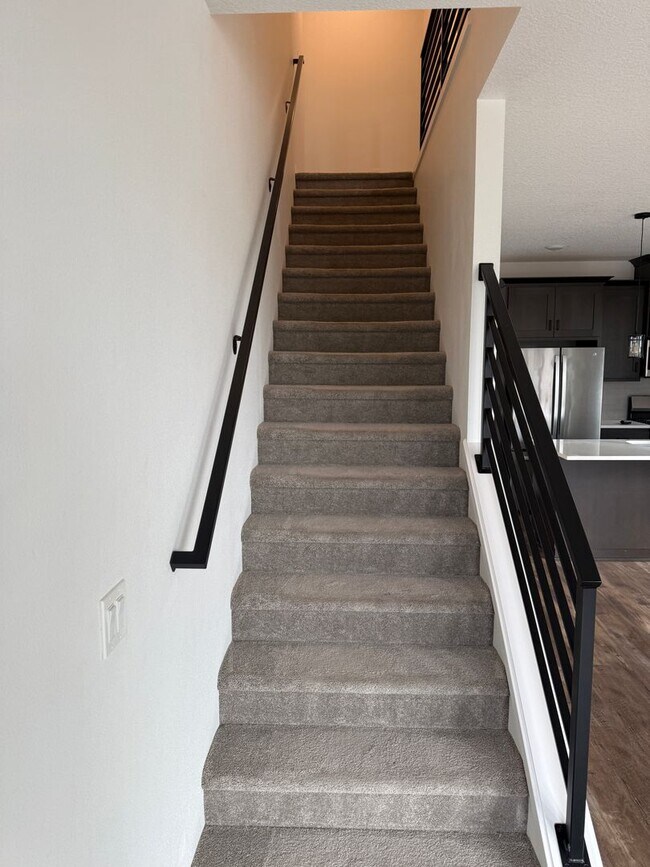 Building Photo - Hillsboro Townhouse/Condo