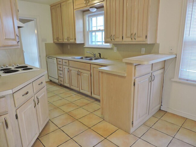 Building Photo - Westcliff - TCU area four bedroom home for lease