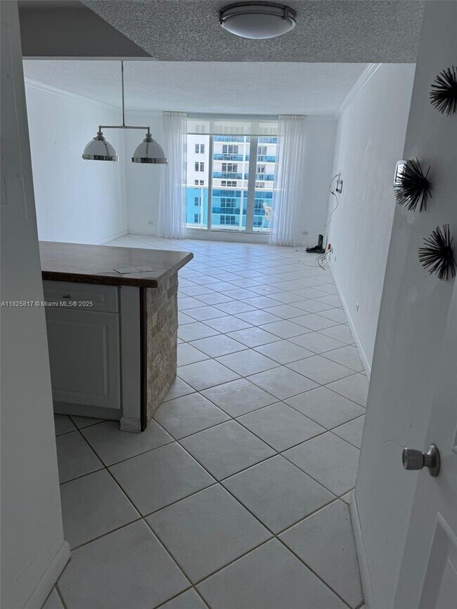 Building Photo - 2301 Collins Ave