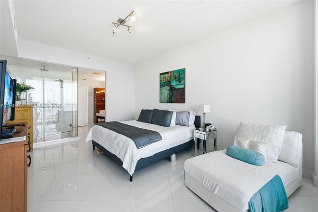 Building Photo - 2020 N Bayshore Dr