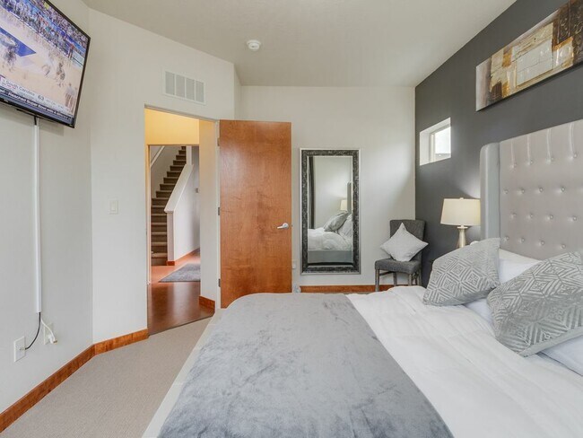 Building Photo - 1705 S Vermont Ave