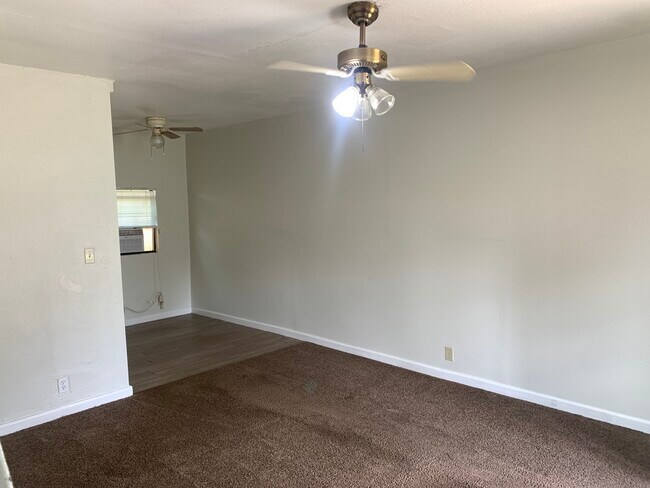 Building Photo - 1207 N Ross Ave