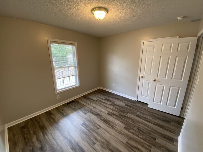 Building Photo - 3 bed/2 bath home in Cul-de-sac