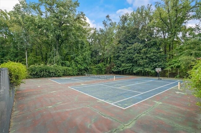 Building Photo - 2205 Surrey Ct
