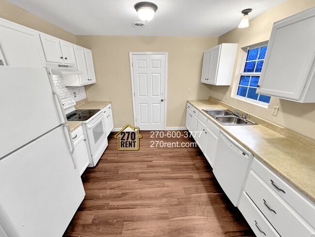 Building Photo - 403 E 7th St