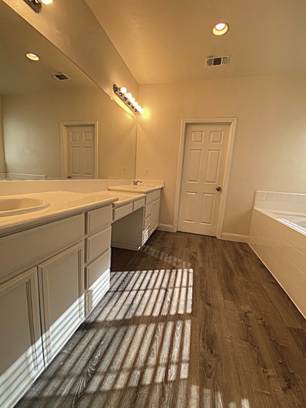 Building Photo - 1042 Tulloch Dr