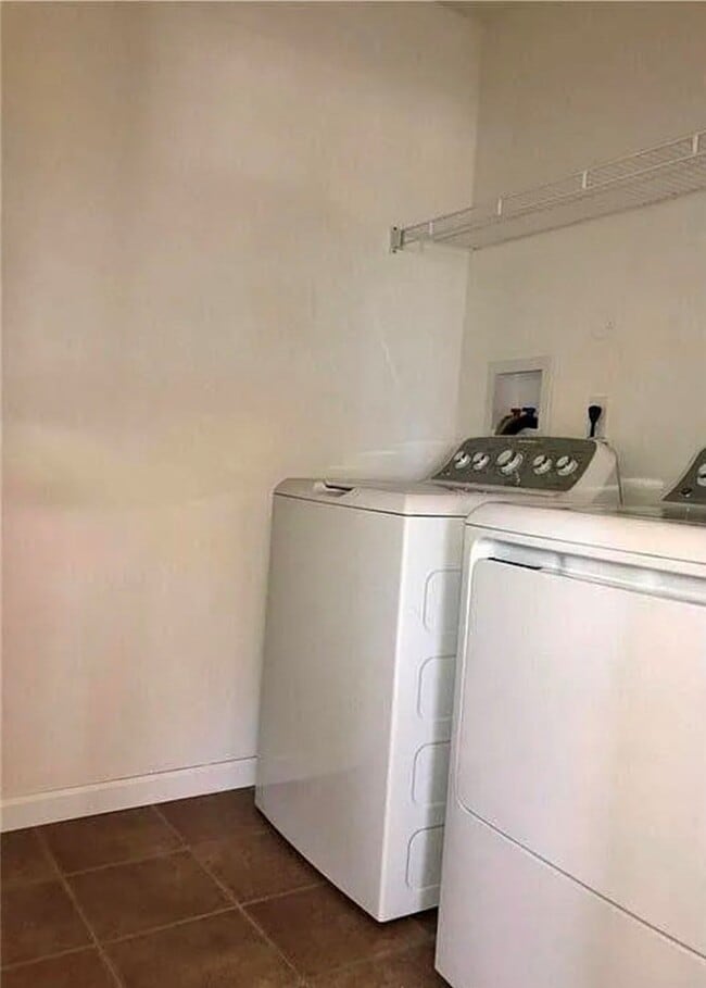 Building Photo - 251 Elmcrest Rise