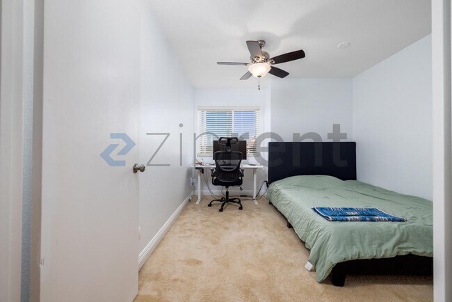 Building Photo - Unit