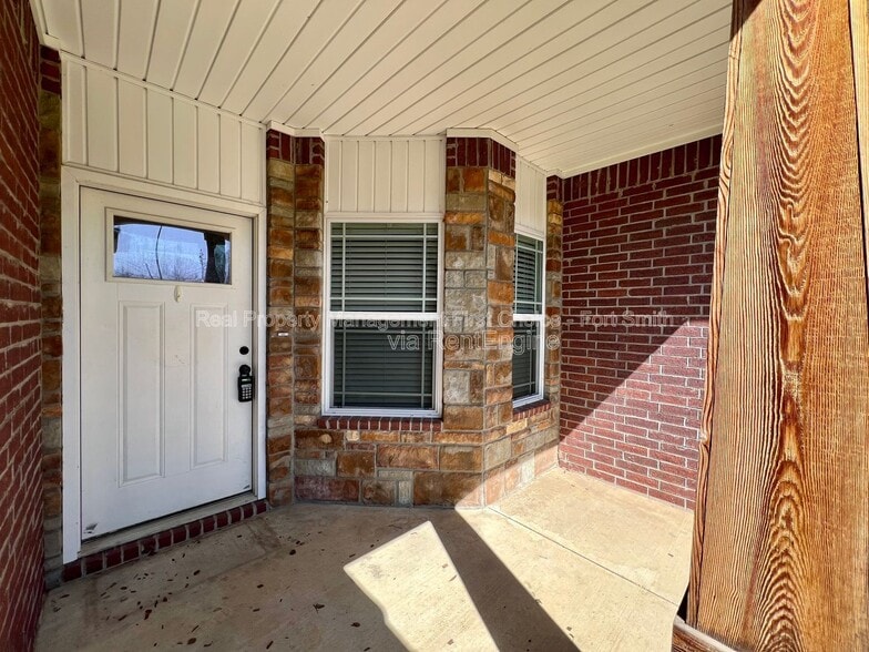 Building Photo - 423 Ridge Point Dr