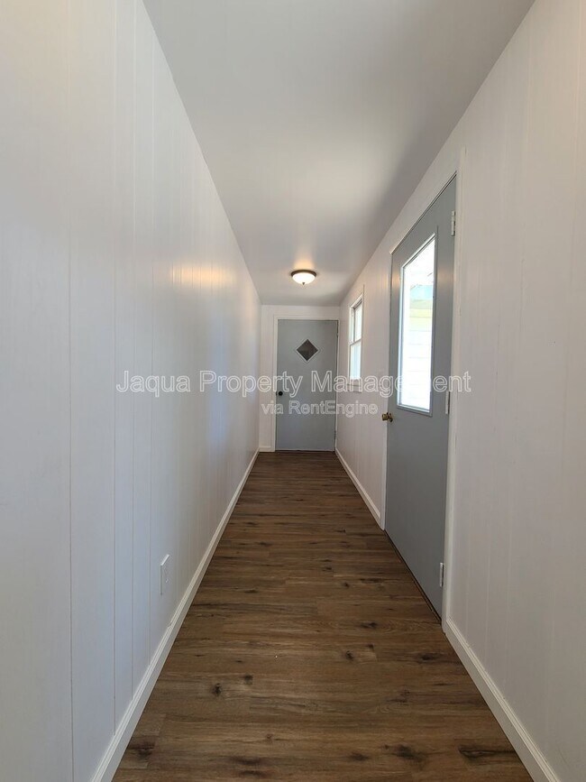 Building Photo - 547 Archer Ave