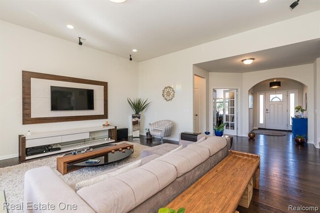 Building Photo - 124 Oakland Crest Dr