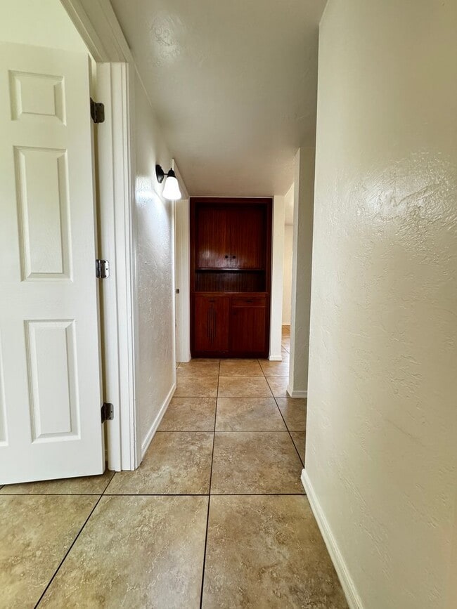 Building Photo - Eastside (Broadway and Wilmot) 3 bedroom, ...