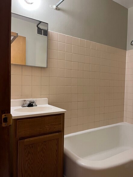 Building Photo - 338 E Oklahoma Ave