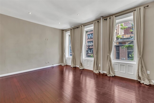 Building Photo - 324 E 50th St