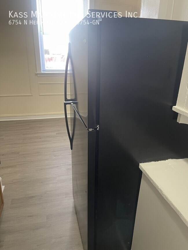 Building Photo - 6754 N Hermitage Ave