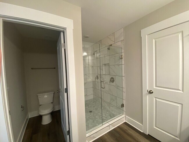 Building Photo - 5 Bed 3 Bath in Stone Mountain!