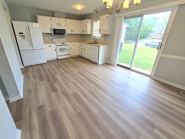 Building Photo - GORGEOUS TOWNHOME IN VIRGINIA BEACH