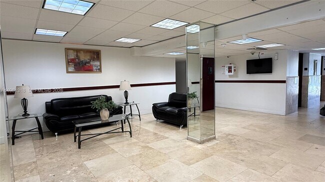 Building Photo - 4174 Inverrary Dr