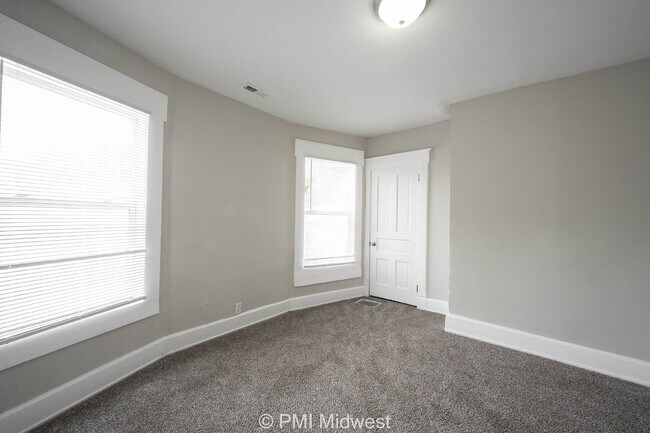 Building Photo - "Charming 3-Bedroom Duplex Haven on W 29th St – Spacious 1031 Sq Ft Gem in Indianapolis!"