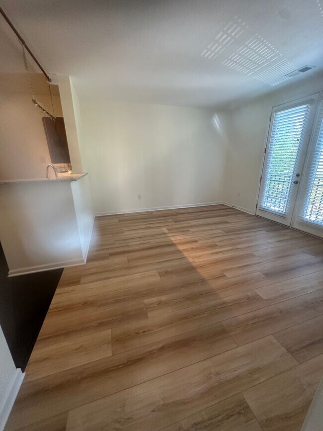 Building Photo - Fabulous 1BR condo in popular Walker Square