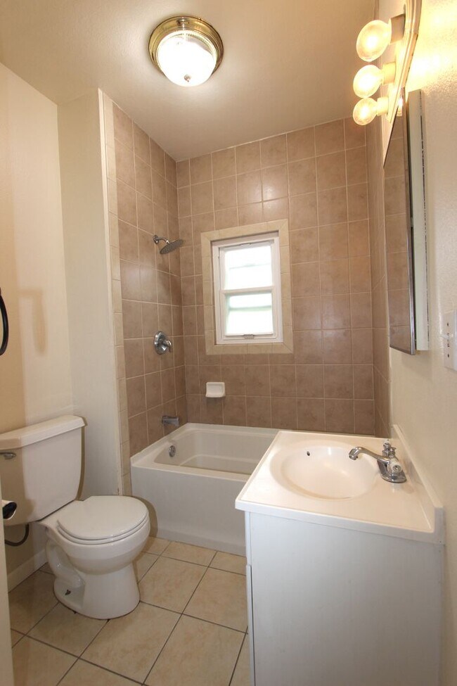 Building Photo - Gorgeous 2 bedroom 1 bathroom downstairs apartment available May 1, 2026