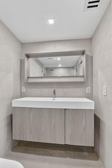 Building Photo - 7835 Lakeside Blvd