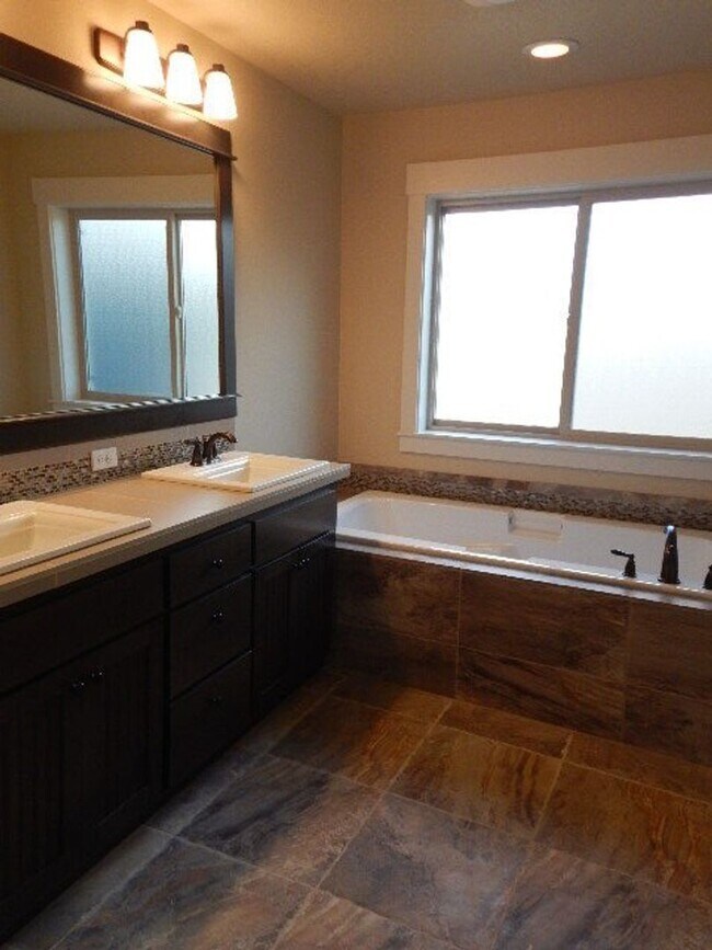 Building Photo - 5 Bedroom Beaverton Home!!!
