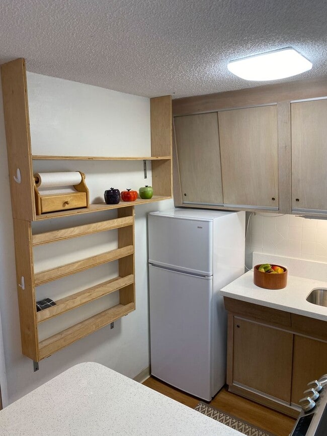 Building Photo - Central location! 1 bedroom, 1 bath, 1 parking. - Pet Possible - Available Now!