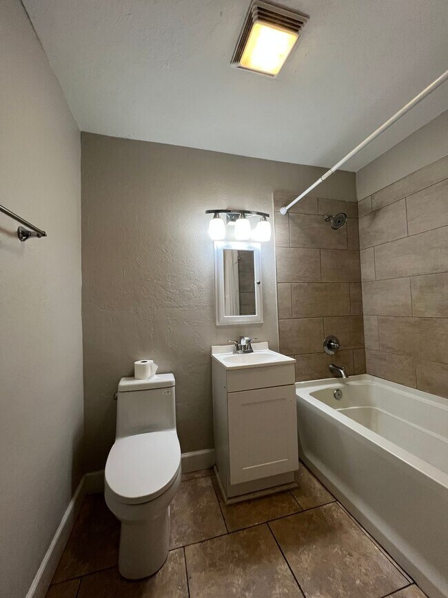 Building Photo - $1,825 ** AVAIL 6/7/25 ** 3 Bed / 2 Bath S...