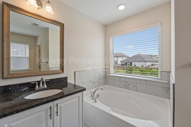 Building Photo - 585 Hampton Dr
