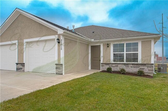 Building Photo - SPACIOUS AND MODERN DUPLEX!!!