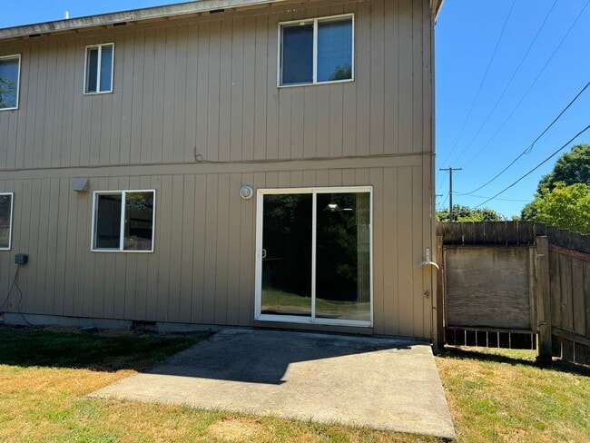 Building Photo - 4 bedroom 1.5 bathroom duplex | MOVE IN SPECIAL!