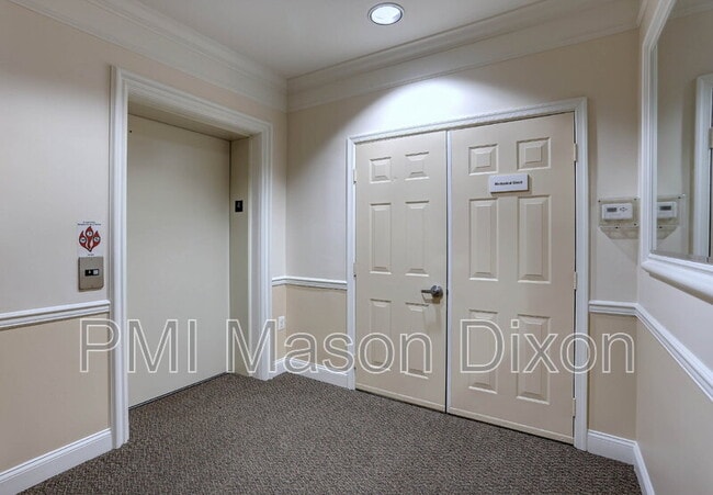 Building Photo - 5801 Clipper Ln