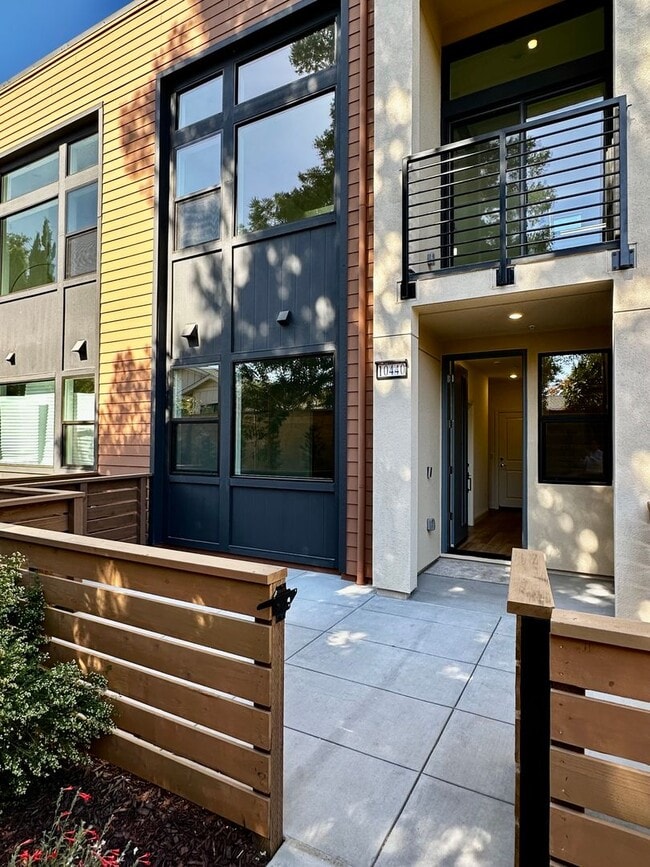 Primary Photo - New Luxury Townhouse in Saratoga