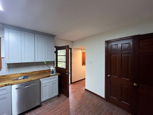 Building Photo - Stunning 4-Bedroom, 3-Bathroom Home with A...