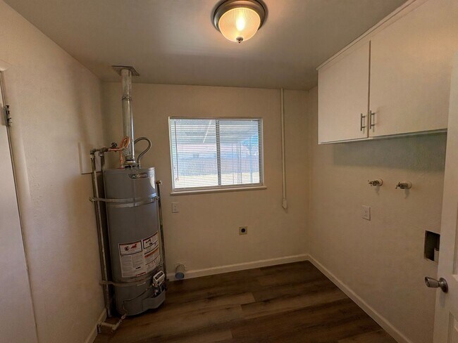 Building Photo - Updated Interior home in Dinuba near Shopp...