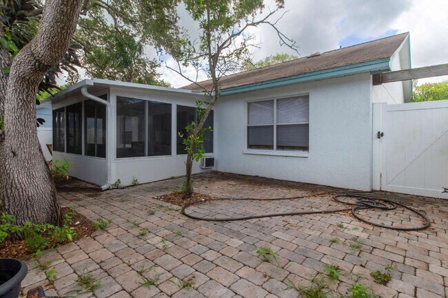 Building Photo - This tasteful decorated home features 3 be...