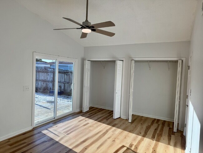 Building Photo - 5417 Sunset Ave