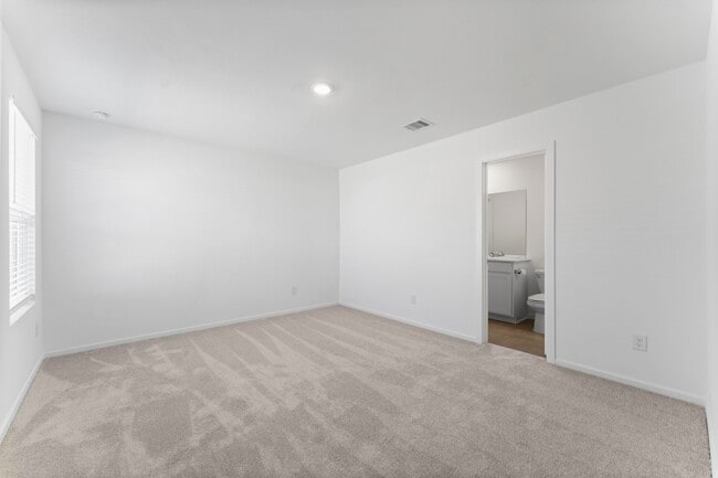 Building Photo - 25392 Carnation Ct