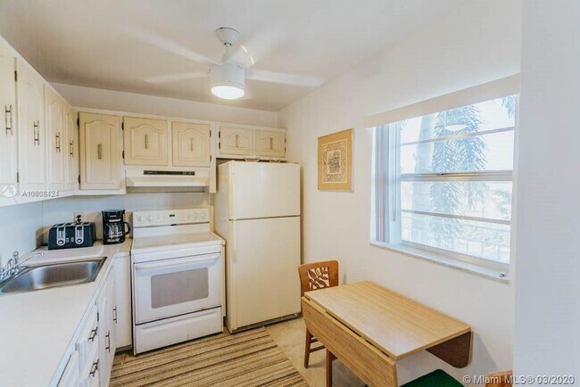 Building Photo - 300 NE 26th Ave