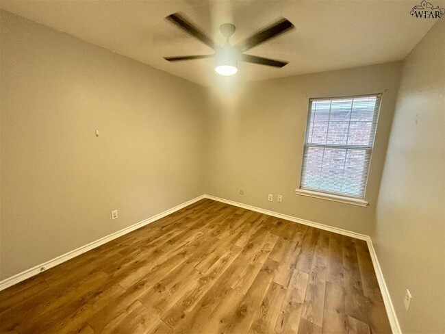 Building Photo - 5207 Northview Dr
