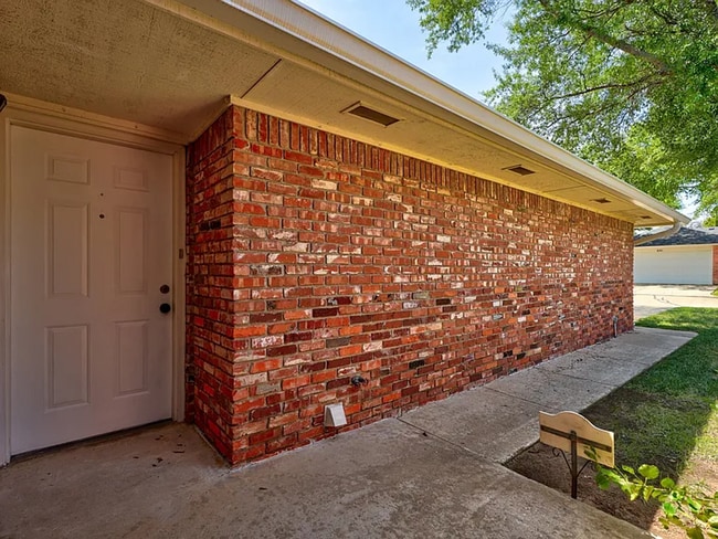 Building Photo - Beautiful 3bed/3bath Townhome Available in Westside Norman!!