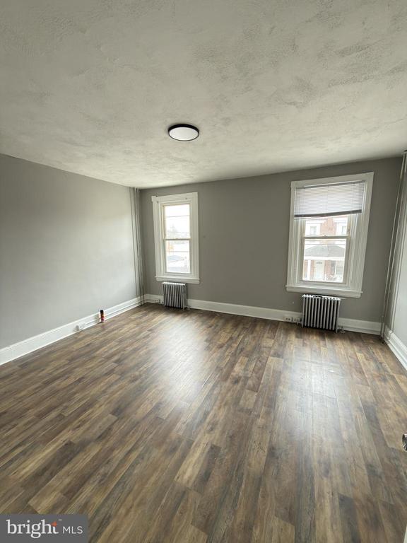 Building Photo - 249 E Oak St