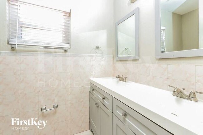 Building Photo - 405 E Gateway Blvd