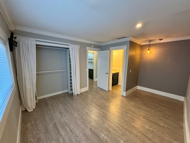Building Photo - Beautiful 2 BD, 1.5 BA condo w/1 car detached garage for rent in University Heights!
