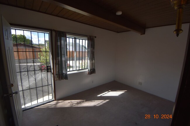 Building Photo - 4 Bedroom Home with Private Spacious Backy...