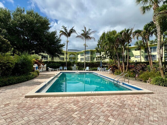 Building Photo - Fully Furnished 2 bedroom/ 2 bath with tranquil views in 55+ Community